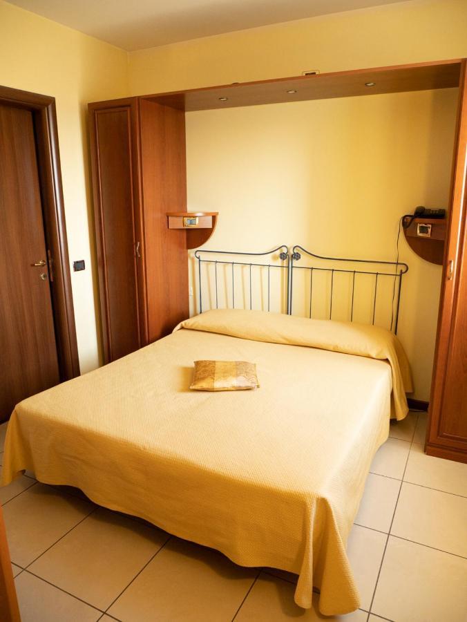 Hotel Residence White Palace Cento  Ngoại thất bức ảnh